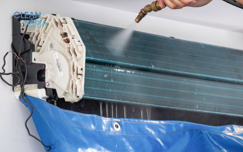 Vệ sinh máy lạnh bằng vòi xịt tăng hiệu quả làm lạnh nhanh